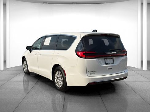 Used 2024 Chrysler Pacifica Touring-L FWD image 5