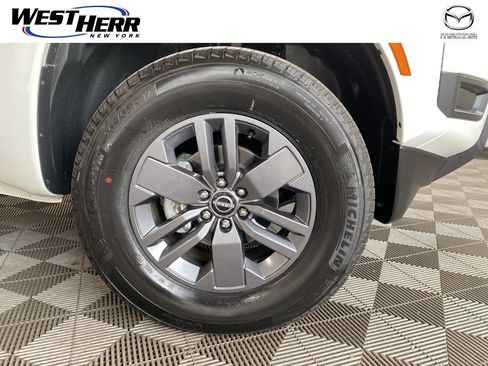 Used 2025 Nissan Frontier SV image 13