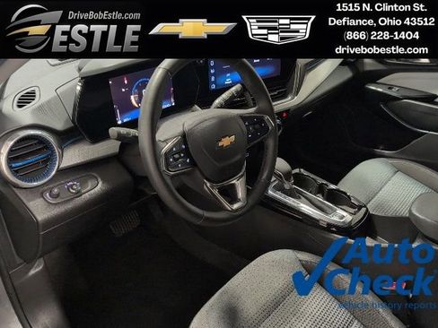 Used 2025 Chevrolet Trax LT w/ LT Convenience Package FWD image 11