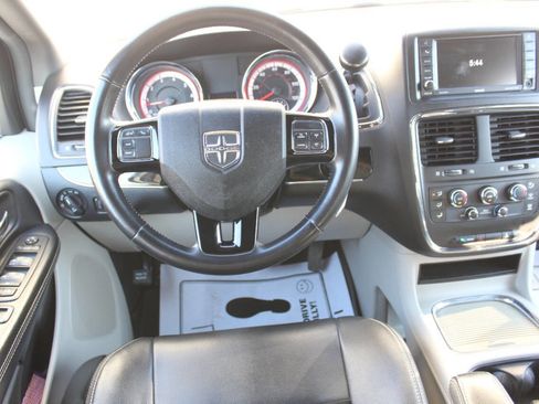 Used 2018 Dodge Grand Caravan SXT image 18