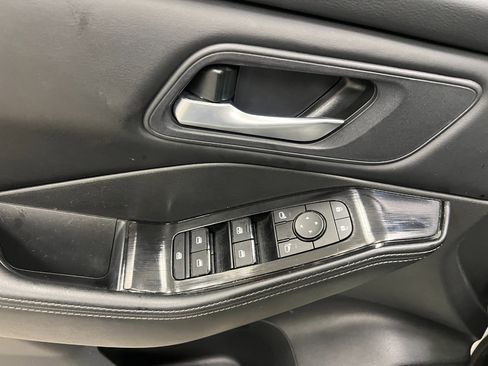 Used 2024 Nissan Rogue SV image 24