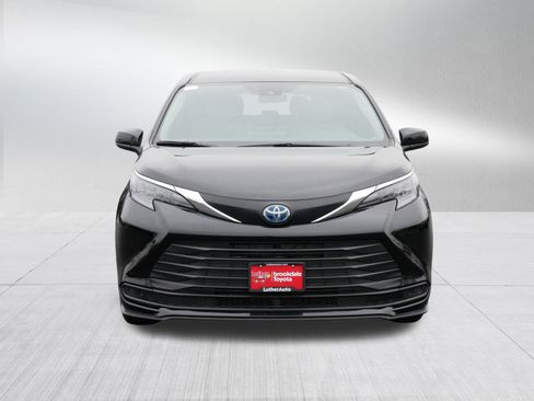 Used 2025 Toyota Sienna LE image 2