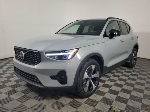 Certified 2026 Volvo XC40 B5 Plus AWD/4WD image 3