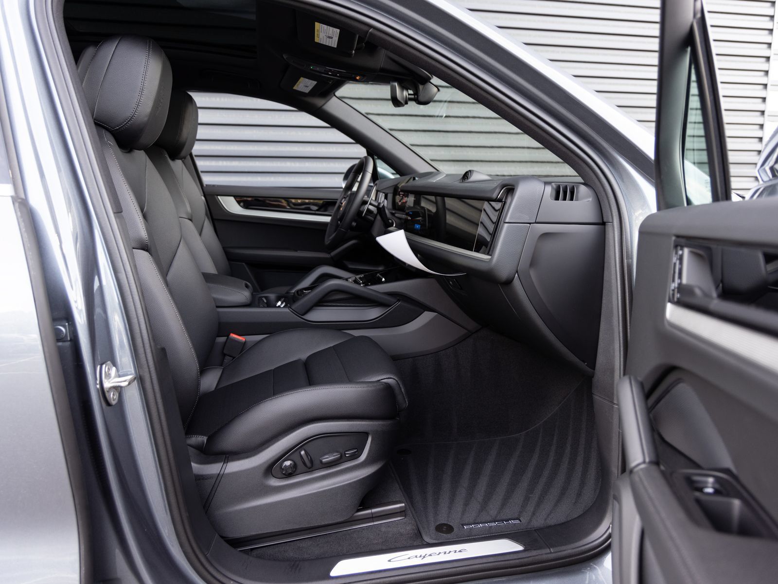 Certified 2026 Porsche Cayenne AWD/4WD image 31