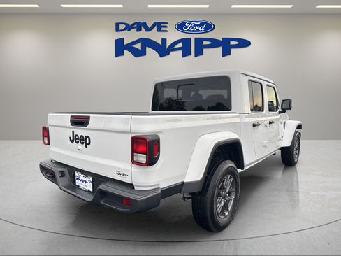Used 2025 Jeep Gladiator Sport AWD/4WD image 8