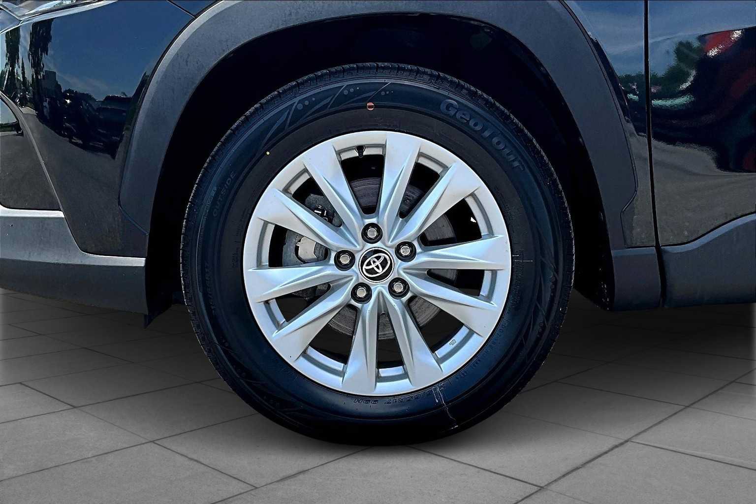 Used 2022 Toyota Corolla Cross LE FWD image 11