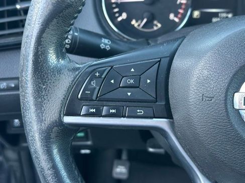 Used 2017 Nissan Rogue SV AWD/4WD image 4