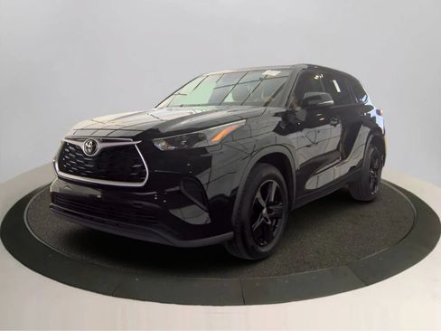 Used 2022 Toyota Highlander L FWD image 3