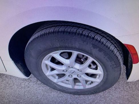 Used 2024 Chrysler Pacifica Touring-L image 16