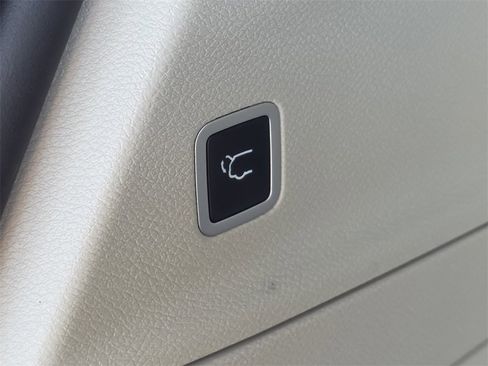 Used 2021 Chrysler Pacifica Touring-L image 18