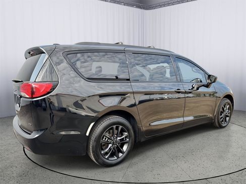 Used 2020 Chrysler Pacifica Touring-L AWD/4WD image 6