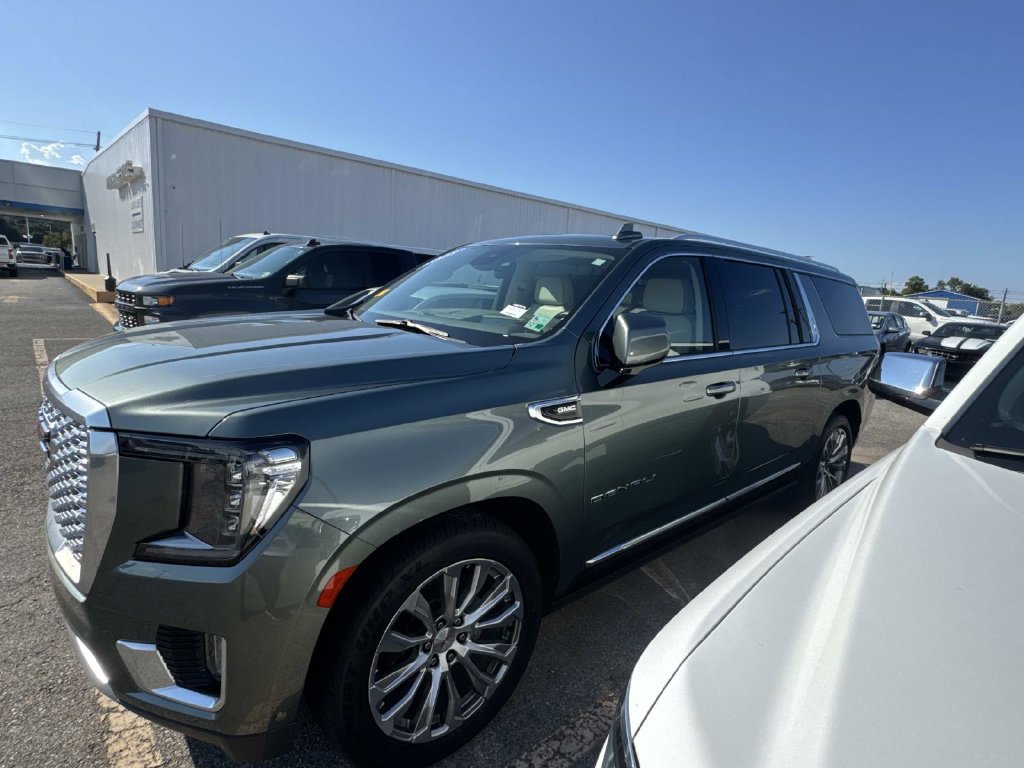 Used 2023 GMC Yukon XL Denali w/ Denali Reserve Package RWD image 9