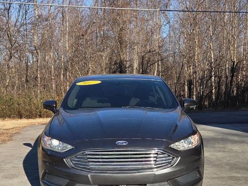 Used 2017 Ford Fusion SE image 2