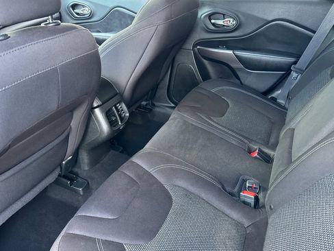 Used 2019 Jeep Cherokee Latitude w/ Popular Appearance Group image 12