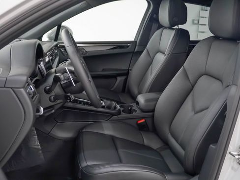 Certified 2026 Porsche Macan AWD/4WD image 5