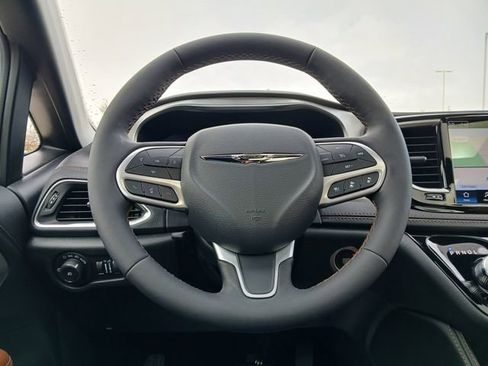 Used 2025 Chrysler Pacifica Pinnacle FWD image 21