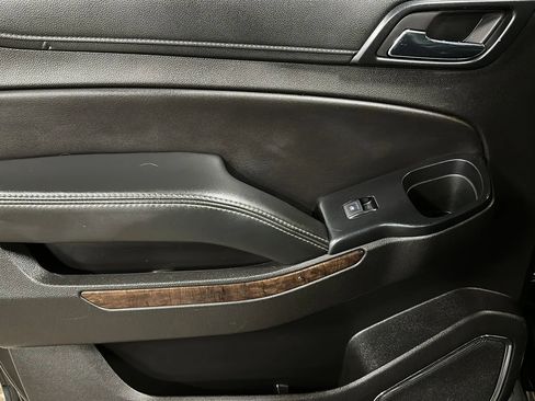 Used 2018 Chevrolet Suburban LT image 12