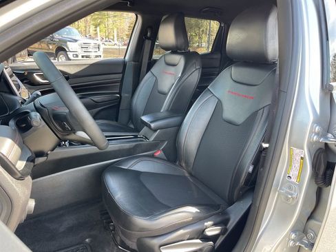 Used 2025 Jeep Compass Trailhawk AWD/4WD image 18