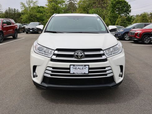 Used 2019 Toyota Highlander XLE AWD/4WD image 2