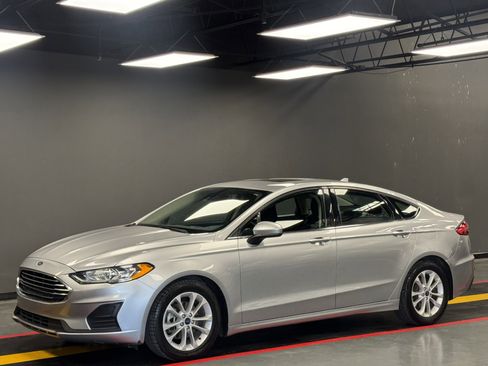 Used 2020 Ford Fusion SE image 1