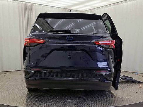 Used 2025 Toyota Sienna XSE image 7