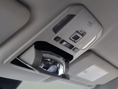 Used 2023 Toyota Highlander LE FWD image 28