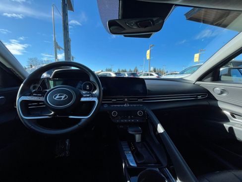 Used 2025 Hyundai Elantra Limited image 36