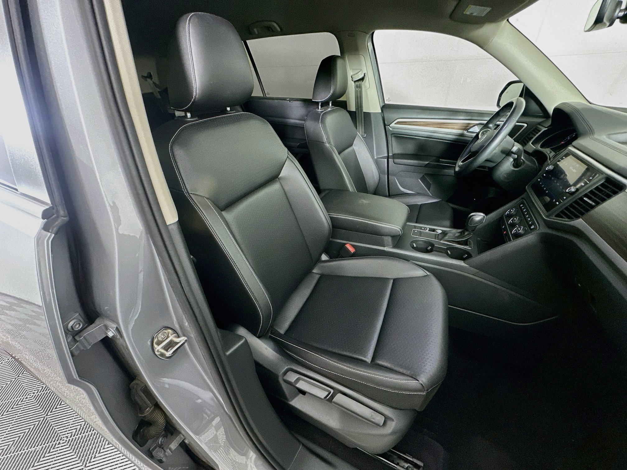 Used 2021 Volkswagen Atlas SE w/ Towing Package FWD image 32