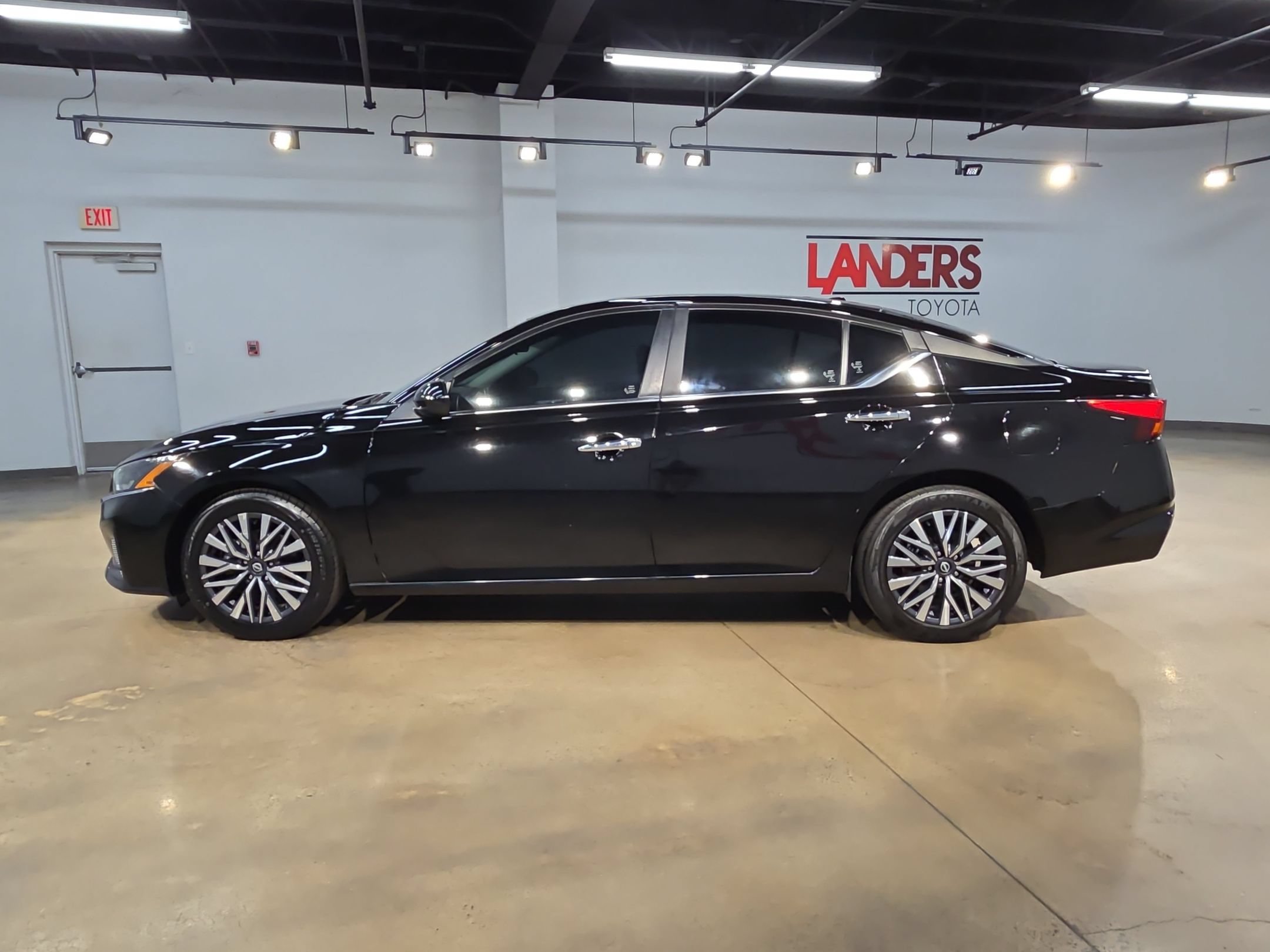 Used 2023 Nissan Altima 2.5 SV FWD image 4