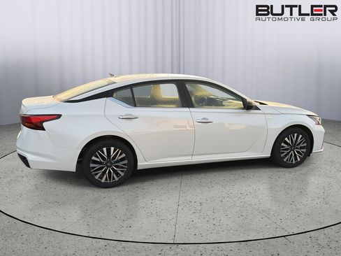 Used 2025 Nissan Altima 2.5 SV FWD image 7