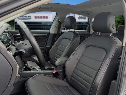 Used 2022 Volkswagen Jetta SE w/ Panoramic Sunroof Package FWD image 14