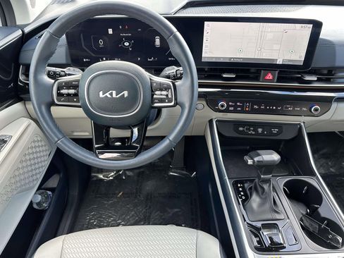 Used 2025 Kia Carnival SX Prestige image 8