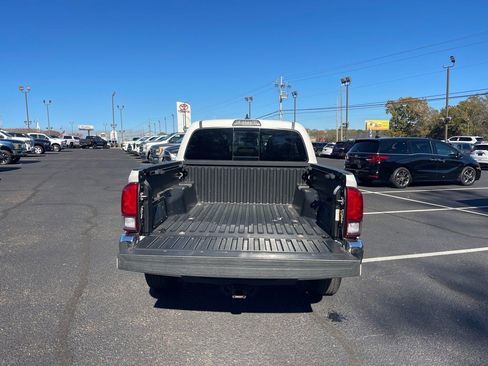 Used 2018 Toyota Tacoma SR5 image 16