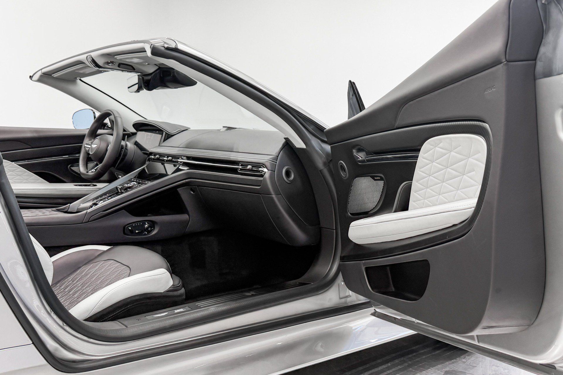 Used 2025 Aston Martin DB12 Convertible RWD image 28
