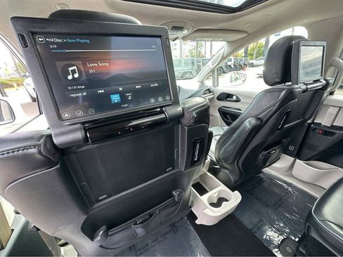 Used 2020 Chrysler Pacifica Limited w/ Advanced Safetytec Group image 17