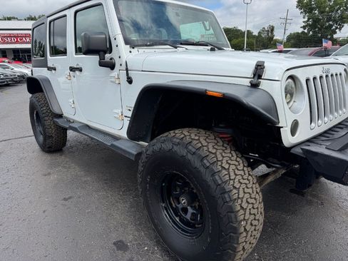 Used 2018 Jeep Wrangler Unlimited Sahara AWD/4WD image 12