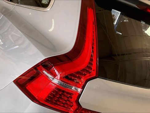 Used 2018 Volvo XC60 T5 Inscription w/ Convenience Package image 26