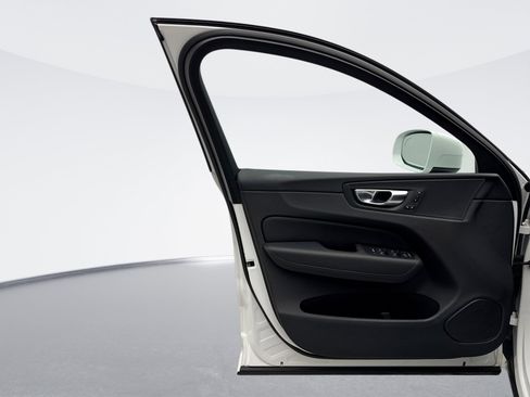 Used 2021 Volvo XC60 T5 Momentum image 9