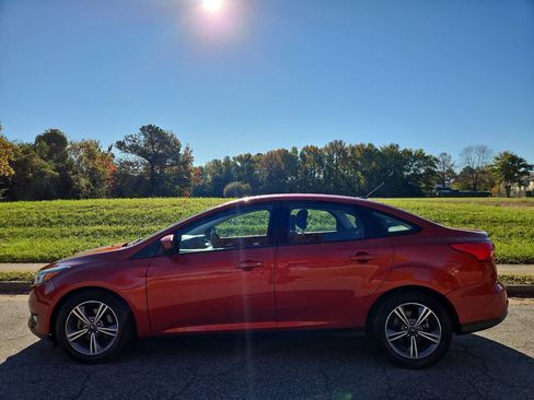 Used 2018 Ford Focus SE w/ SE Appearance Package image 2