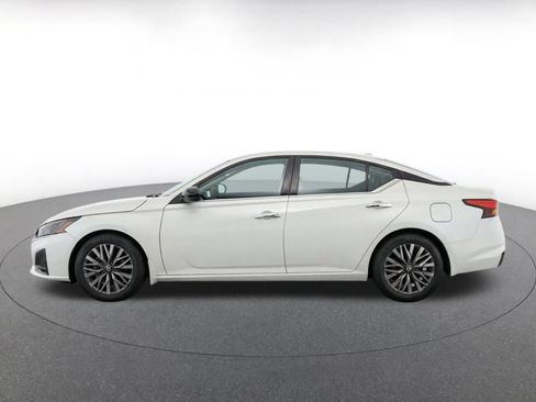 Used 2025 Nissan Altima 2.5 SV FWD image 4