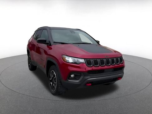 Used 2025 Jeep Compass Trailhawk AWD/4WD image 3