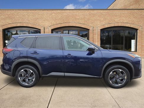 Used 2025 Nissan Rogue SV image 2