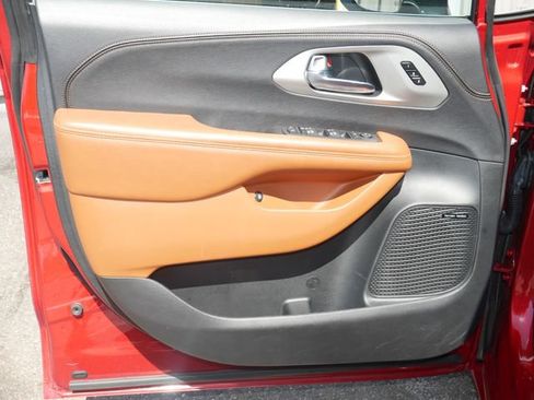 Used 2025 Chrysler Pacifica Pinnacle FWD image 15