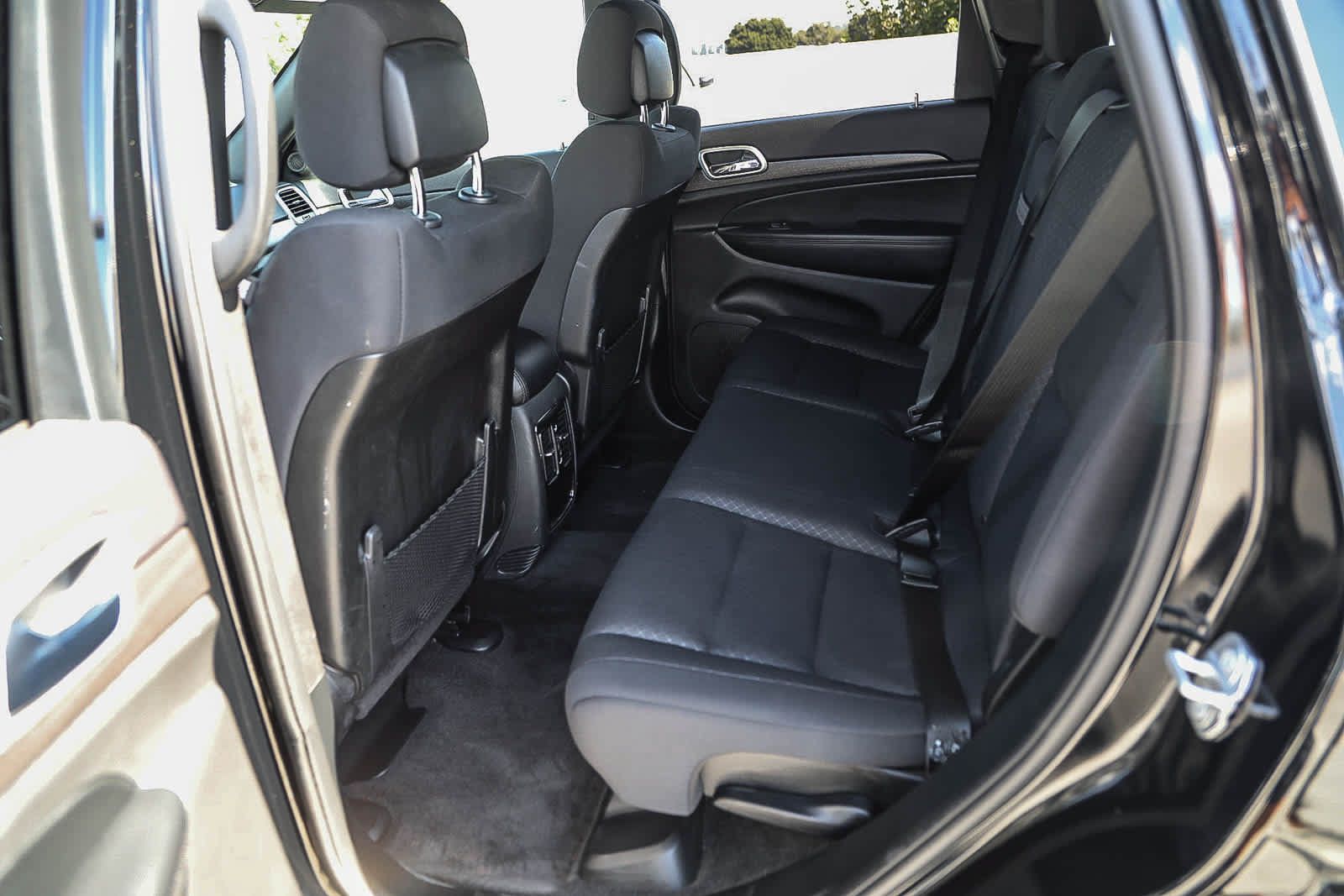 Used 2018 Jeep Grand Cherokee Laredo RWD image 18