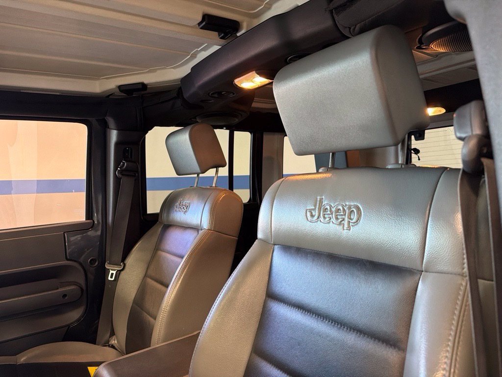 Used 2010 Jeep Wrangler Unlimited Sahara AWD/4WD image 9