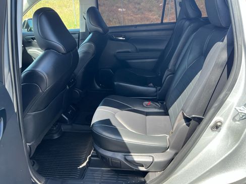 Used 2023 Toyota Highlander XLE AWD/4WD image 13