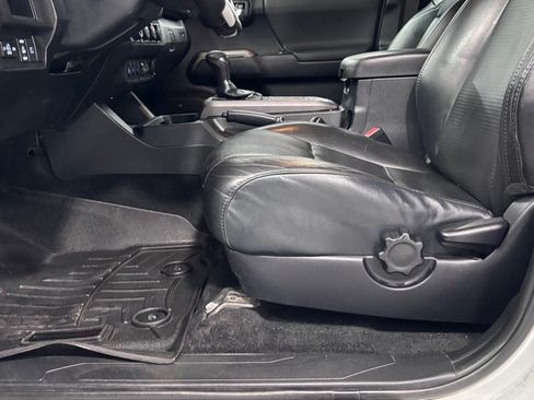 Used 2019 Toyota Tacoma TRD Sport AWD/4WD image 11