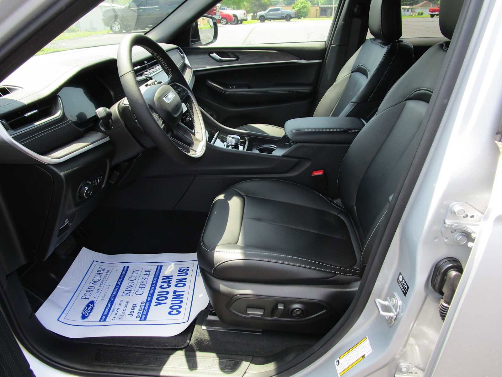 Used 2025 Jeep Grand Cherokee Limited w/ Black Appearance Package AWD/4WD image 19