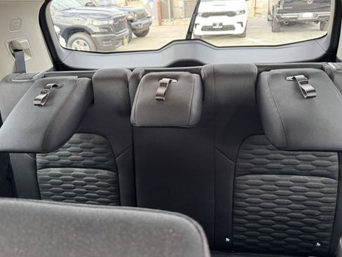 Used 2022 Nissan Pathfinder SV FWD image 13