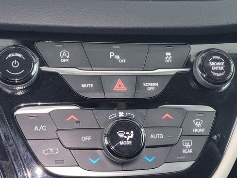 Used 2020 Chrysler Pacifica Touring-L image 26